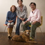 犬と家族3人の家族写真