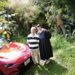 愛車と一緒に結婚記念写真